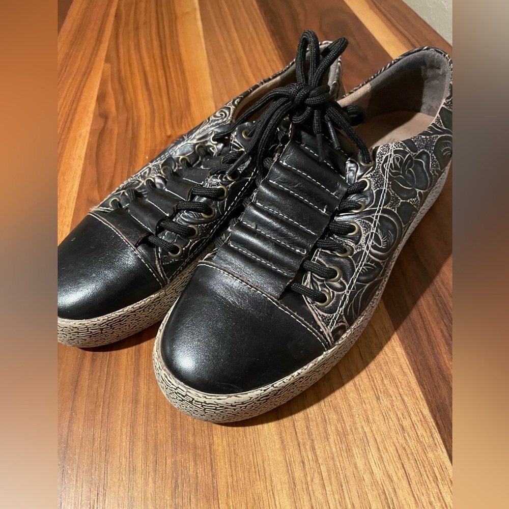 L'artiste Black and White Floral Women's Sneakers